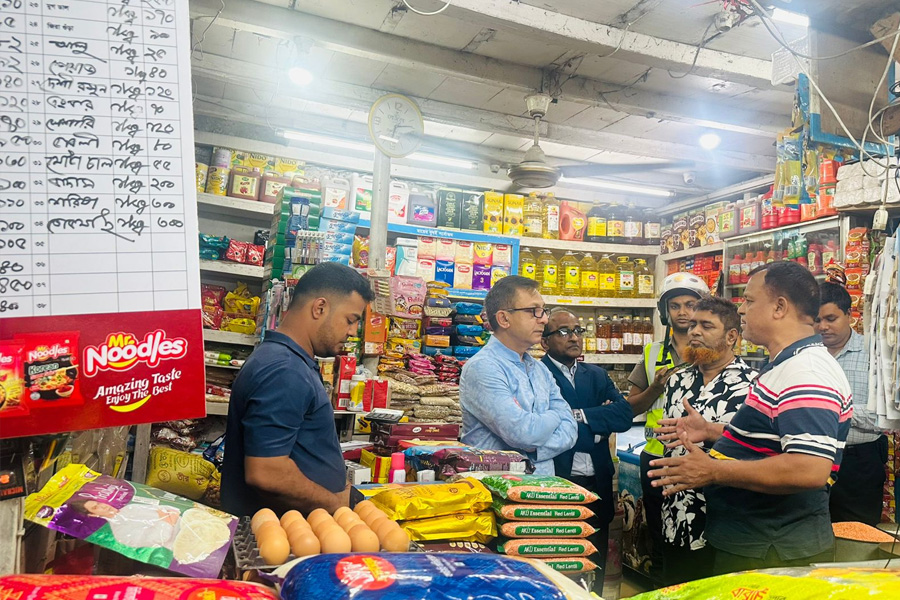 বাণিজ্যমন্ত্রীর আকস্মিক বাজার পরিদর্শন