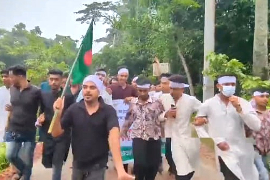 কাফনের কাপড় মাথায় বেঁধে নিষিদ্ধ ছাত্রলীগের মিছিল