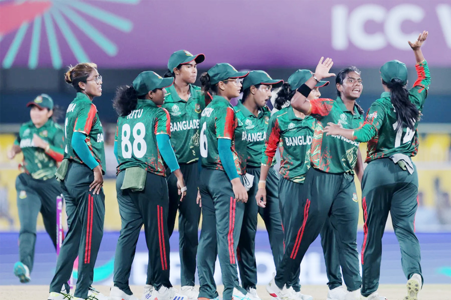 রাবেয়ার ঘূর্ণিতে লড়াইয়ে ফিরলো বাংলাদেশ