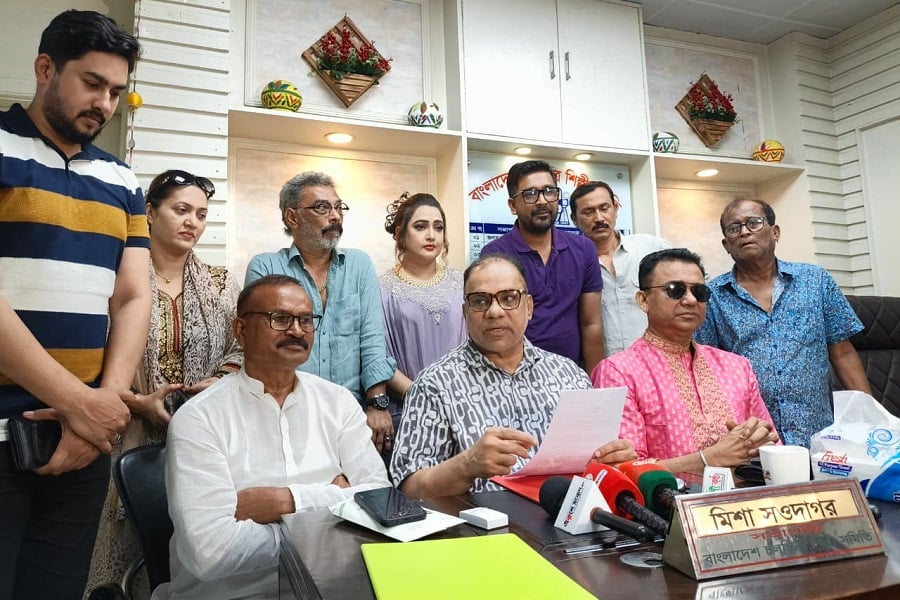 তফসিল ঘোষণা, এফডিসিতে উৎসবমুখর পরিবেশ