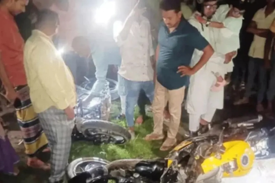 দুই মোটরসাইকেলের সংঘর্ষে তিন বন্ধু নিহত