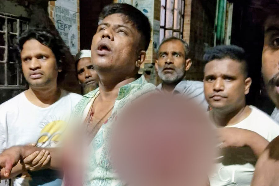 ডেকে নিয়ে বিএনপি নেতাকে কোপাল কিশোর গ্যাং, বাবাকে বাঁচাতে গিয়ে আহত ছেলেও
