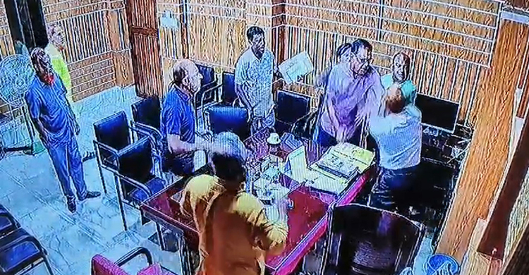 যশোর ২৫০ শয্যা হাসপাতাল ৫ কোটির টেন্ডার পেতে উত্তেজিত বিএনপি নেতা, তত্ত্বাবধায়ক লাঞ্ছিত