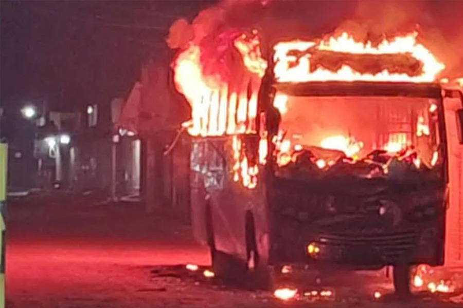 বরিশালে দাঁড়িয়ে থাকা বাসে দুর্বৃত্তের আগুন