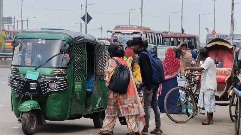 ভোগান্তি নিয়ে ঢাকায় ফিরছে মানুষ