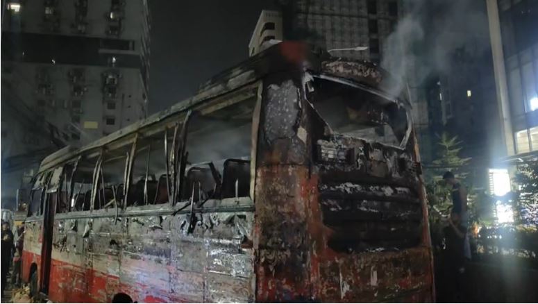 রাজধানীর মহাখালীতে চলন্ত বাসে আগুন