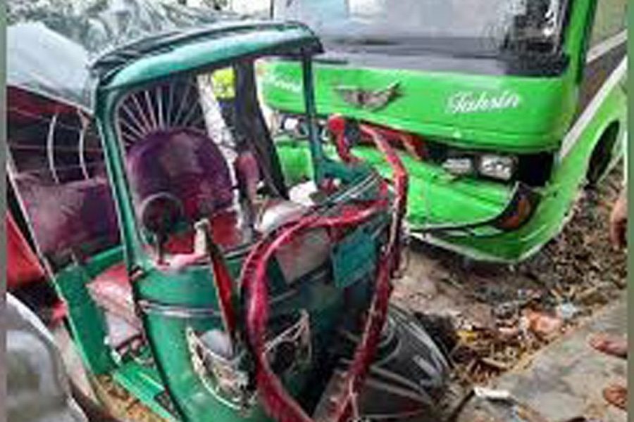 সিরাজগঞ্জে বাস-রিকশা সংঘর্ষে গৃহবধূ নিহত, চালক আহত