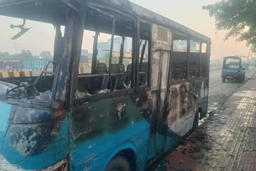 ঢাকা-চট্টগ্রাম মহাসড়কে দাঁড়িয়ে থাকা মিনিবাসে আগুন