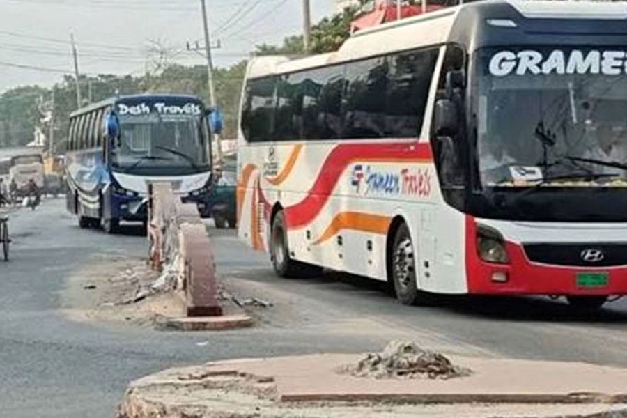২৫ ঘণ্টা পর রাজশাহীতে বাস চলাচল শুরু