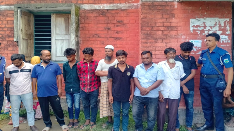 পাবনা মানসিক হাসপাতালে ৯ দালাল আটক