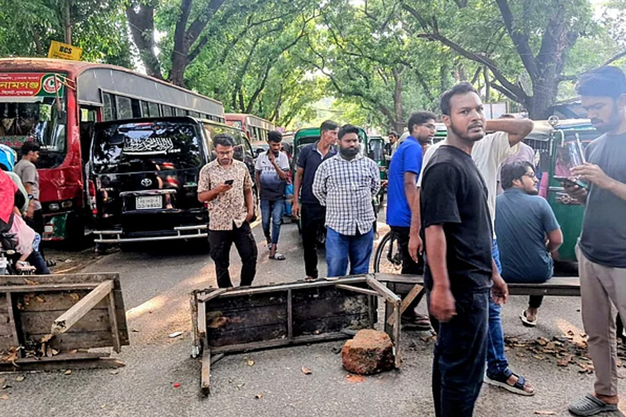 চবি ছাত্রকে মারধরের প্রতিবাদে সড়ক অবরোধ