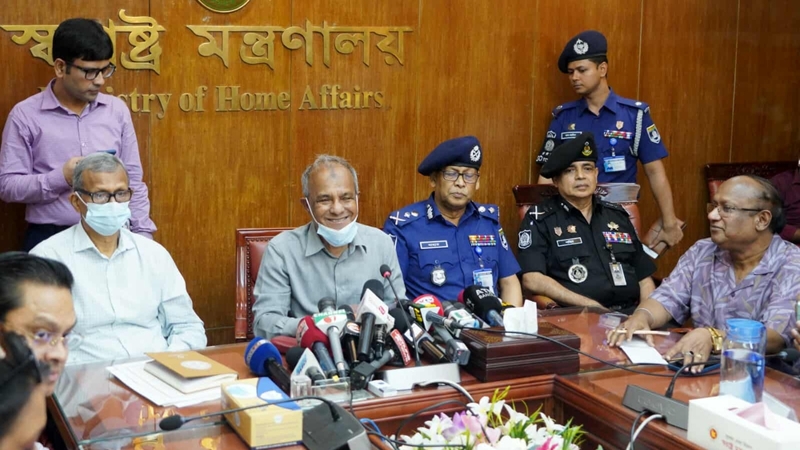 আসিফ মাহমুদের অস্ত্রের বিষয়টা ‘জাস্ট একটা ভুল’: স্বরাষ্ট্র উপদেষ্টা