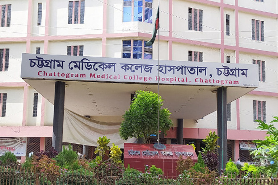 চট্টগ্রামে গাড়ি উল্টে ২০ পুলিশ সদস্য আহত