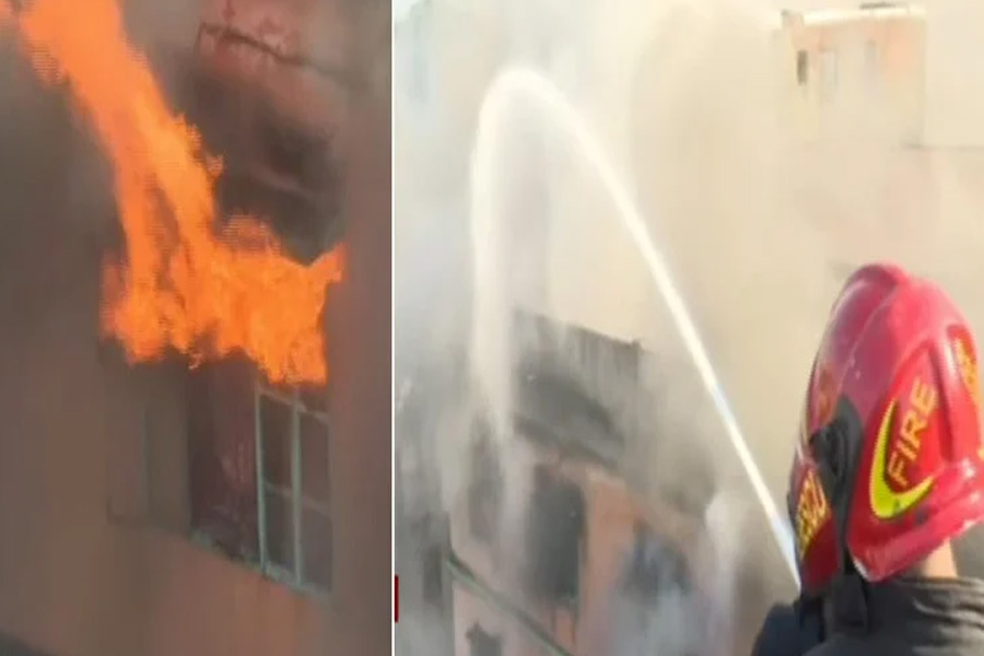 চট্টগ্রামে কম্বল গোডাউনে ভয়াবহ আগুন