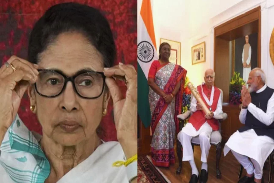‘রাষ্ট্রপতি দাঁড়িয়ে, আপনি বসে’, মোদির সমালোচনা করে মমতা