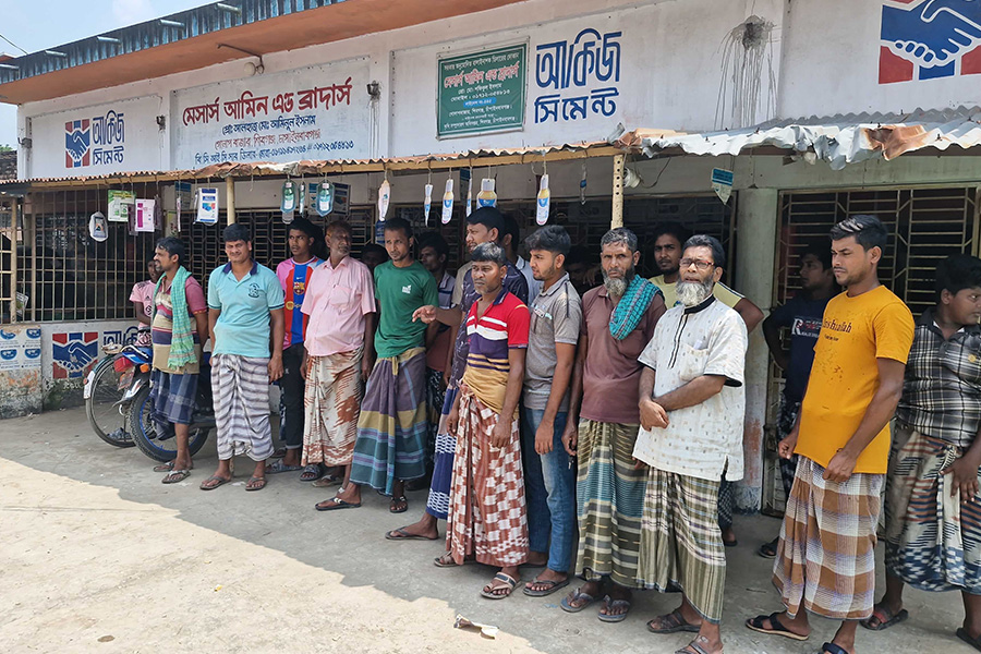 রাত থেকে দুপুর পর্যন্ত লাইন ধরেও সার পেলেন না কৃষকরা