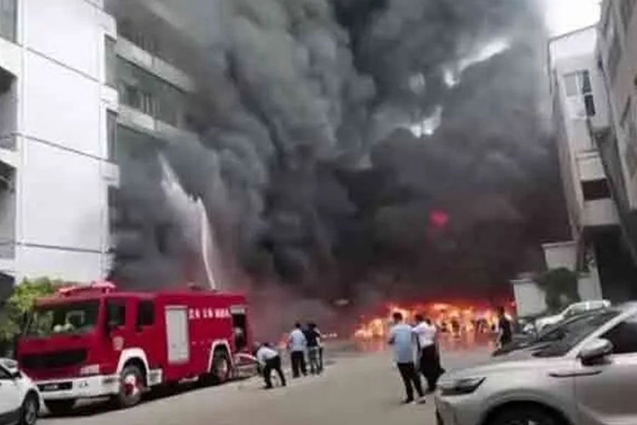 চীনে জুতার কারখানায় ভয়াবহ অগ্নিকাণ্ড