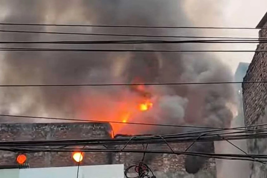 চকবাজারে আবাসিক ভবনে আগুন