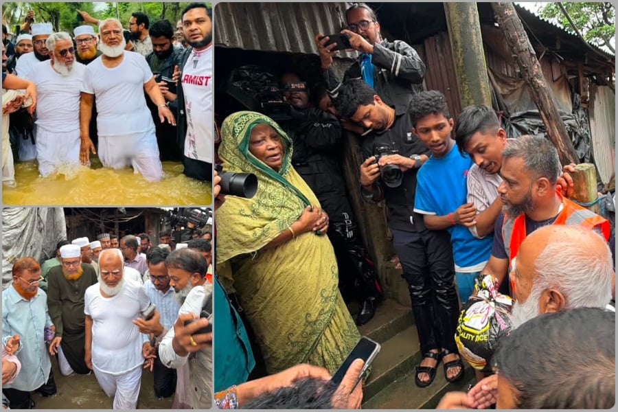 হাঁটুপানিতে নেমে বন্যার্তদের খোঁজ নিলেন জামায়াত আমির