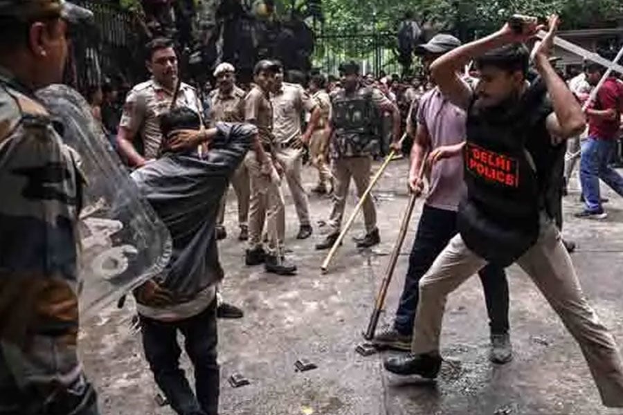 যে কারণে দিল্লিতে এত বড় বিক্ষোভ, যেভাবে সূত্রপাত