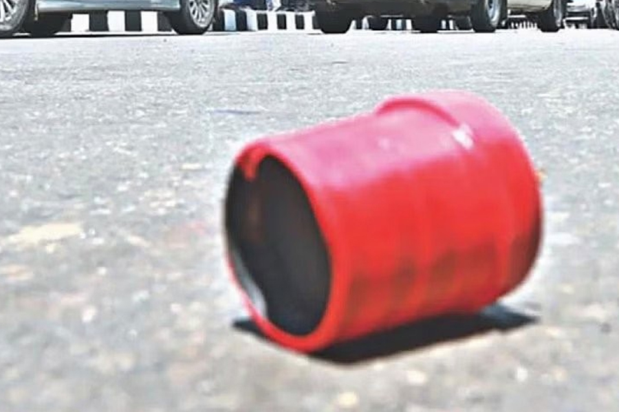 দুদক কার্যালয়ের সামনে বিস্ফোরণ