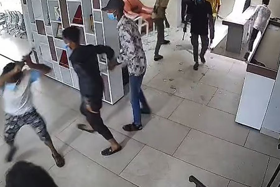 চাঁদা না পেয়ে দিন-দুপুরে হামলা-ভাঙচুর