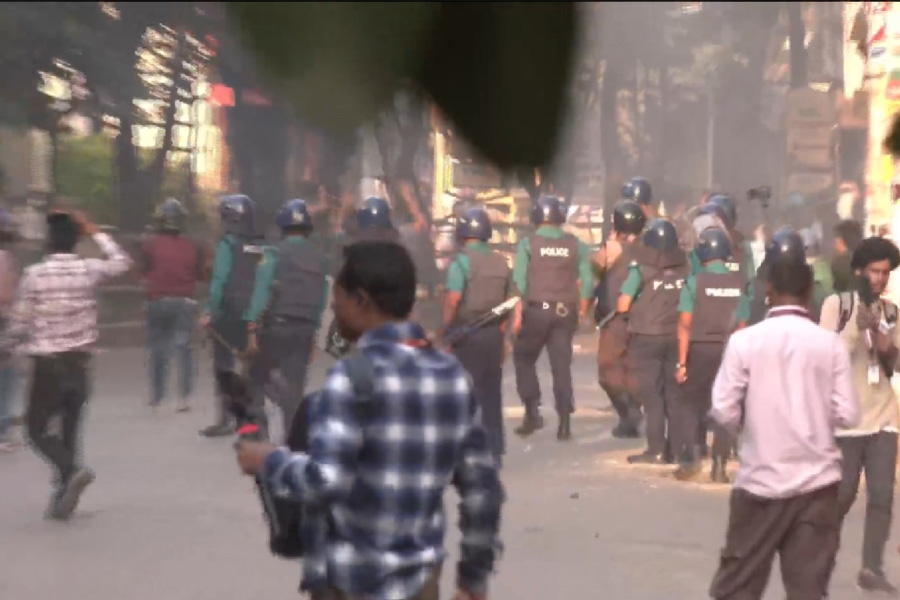 টিয়ারশেল-সাউন্ড গ্রেনেডে কাঁপল ধানমন্ডি-৩২