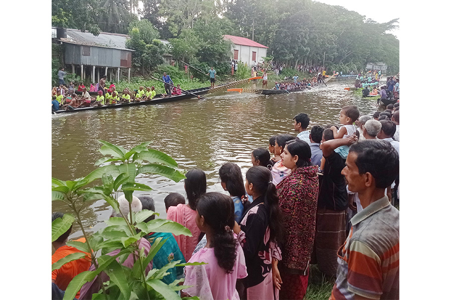 ডাসারে লক্ষ্মীপূজা উপলক্ষে নৌকা বাইচে দর্শনার্থীদের ভীড়