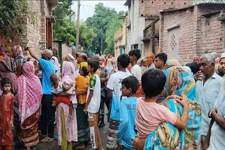 চাঁপাইনবাবগঞ্জের বারোঘরিয়া ইউনিয়নের বাদুরতলা গ্রামে বিদ্যুৎস্পৃষ্ট হয়ে মা-মেয়েসহ তিনজনের মৃত্যুর ঘটনায় শোকের ছায়া। ছবি: ভিওডি বাংলা