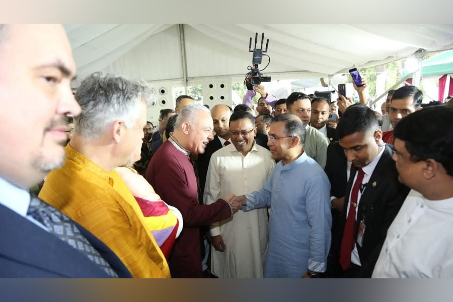 কূটনীতিকসহ সর্বস্তরের মানুষের সঙ্গে ঈদ শুভেচ্ছা বিনিময় করেন