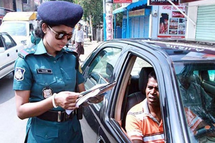 ঢাকায় ট্রাফিক আইন লঙ্ঘনে ২৩২৩ মামলা, ডাম্পিংয়ে ৪৭৯ গাড়ি
