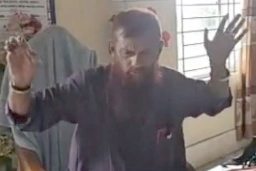 বিদ্যালয় কক্ষেই প্রধান শিক্ষক মাতলামি, ভিডিও ভাইরাল
