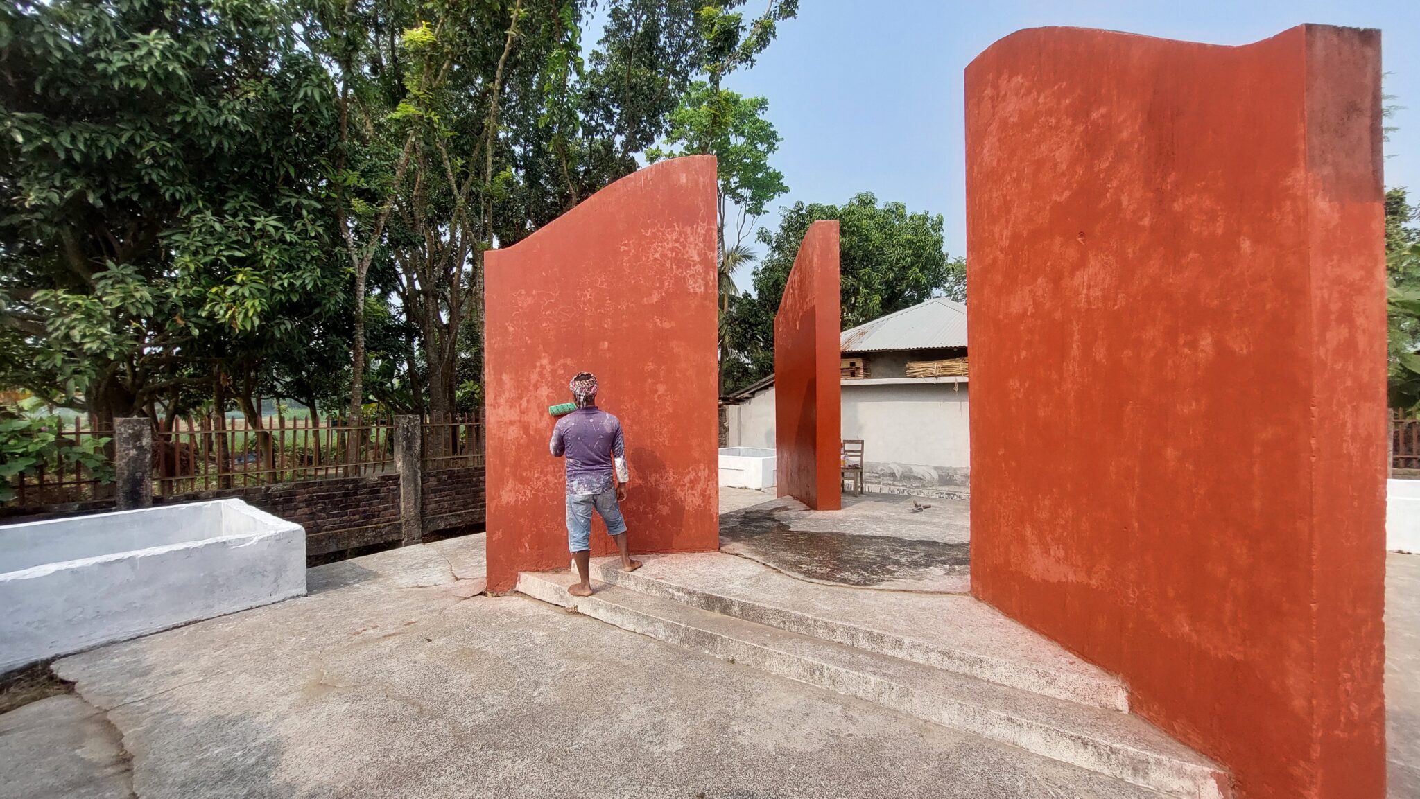 অসংখ্য মুক্তিযোদ্ধাদের জ্যান্ত মাটি চাপা দিয়ে হত্যা করা হয়