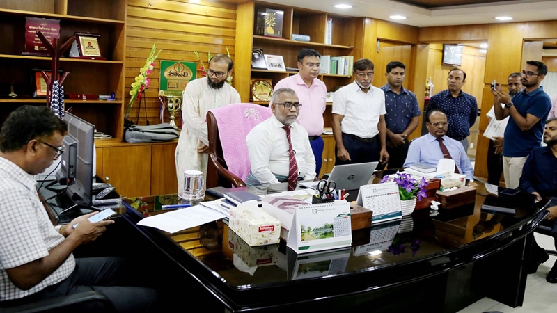 ভুয়া ফেসবুক পেইজের অ্যাডমিনদের বিরুদ্ধে ব্যবস্থা নেওয়া হবে : ইবি উপাচার্য
