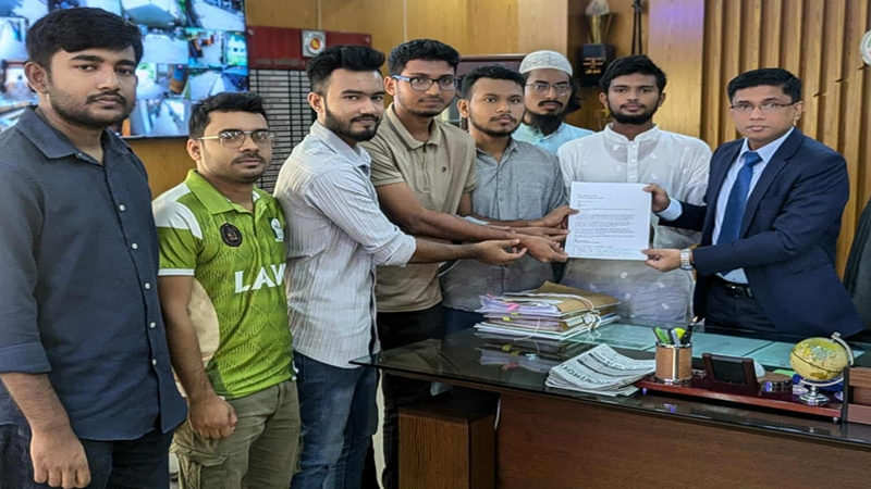 মহাসড়কে জরুরি সংস্কারের দাবিতে ইবি শিক্ষার্থীদের স্মারকলিপি