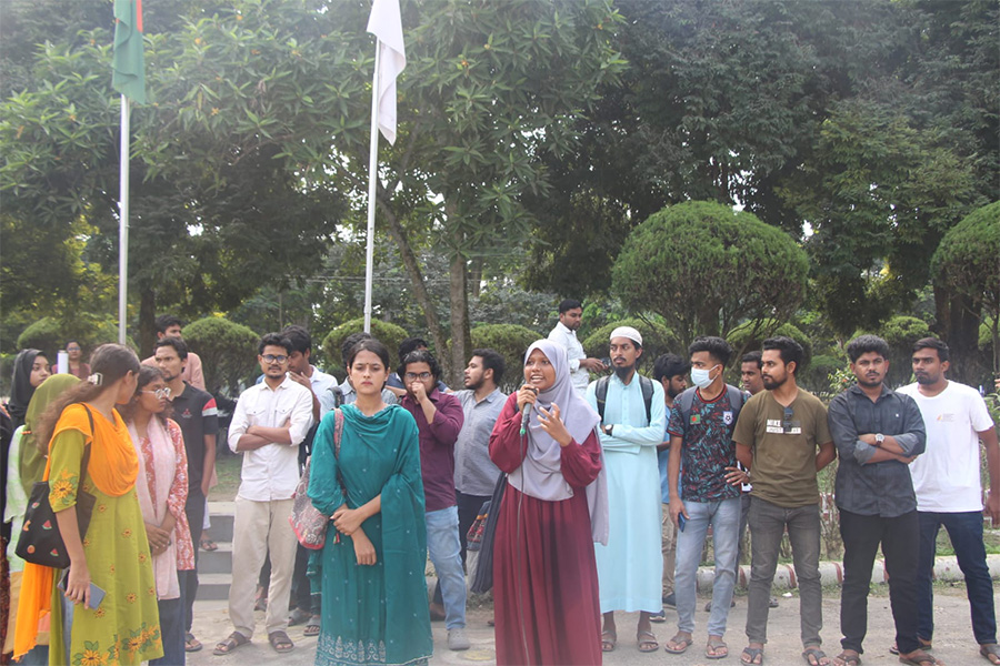 ছাত্রীদের নিয়ে ইবি শিক্ষকের কুরুচিপূর্ণ মন্তব্যের প্রতিবাদে মানববন্ধন