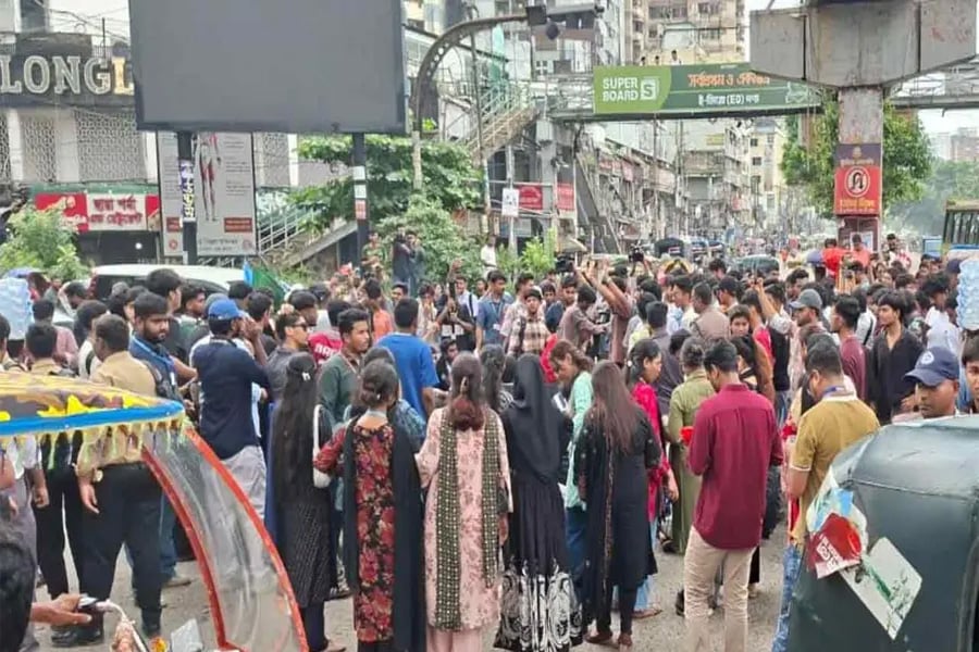 সায়েন্সল্যাবের অবরোধ কর্মসূচি শেষে শিক্ষা বোর্ডের উদ্দেশে পদযাত্রা শুরু করেন আন্দোলনরত শিক্ষার্থীরা। ছবি: ভিওডি বাংলা