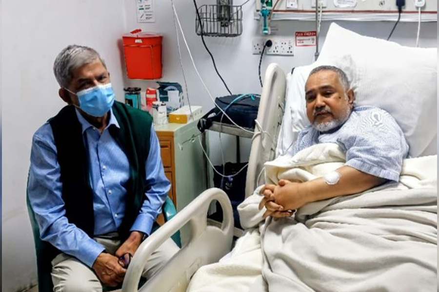 ডা. তাহেরকে দেখতে হাসপাতালে মির্জা ফখরুল