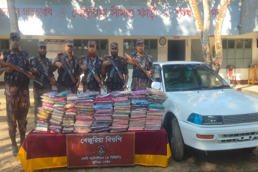 ফেনীতে বিজিবির অভিযানে প্রাইভেটকারসহ গাঁজা জব্দ