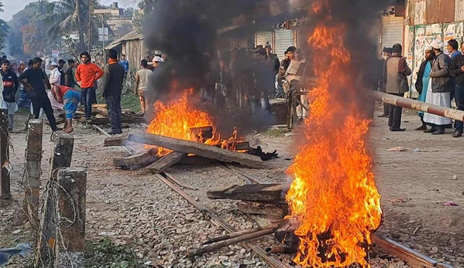 ট্রেন চলাচল বন্ধ, গফরগাঁওয়ে রেললাইনে আগুন