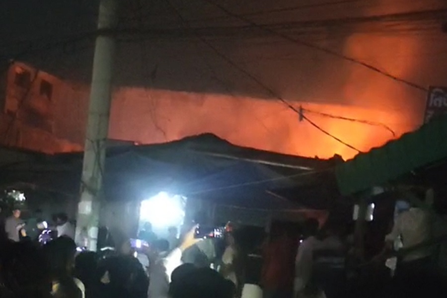 ঈদে বিক্রির জন্য আনা জুতা পুড়ল আগুনে