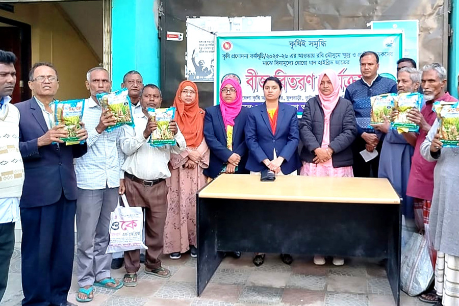 ফুলবাড়ীতে ক্ষুদ্র ও প্রান্তিক কৃষকদের মাঝে বিনামূল্যে বীজ ও সার বিতরণ
