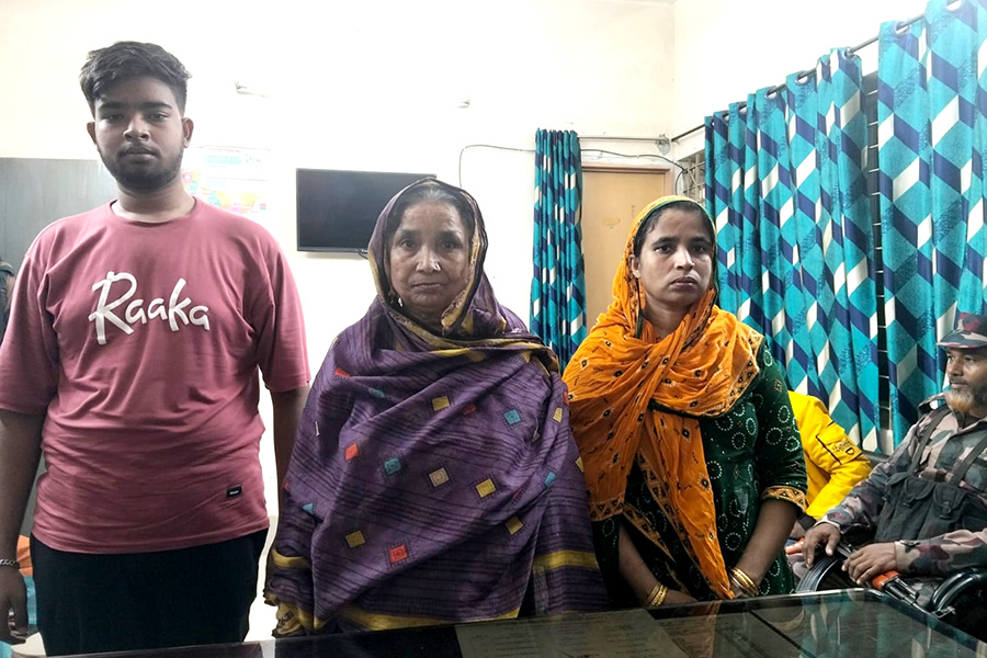 ফুলবাড়ী সীমান্তে অবৈধ অনুপ্রবেশের দায়ে আটক ৩