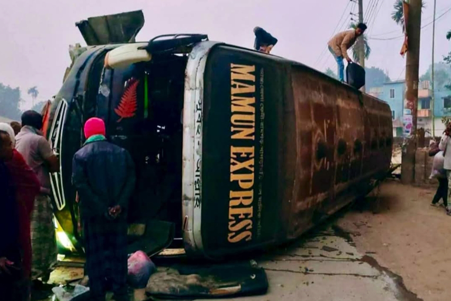 গোবিন্দগঞ্জে বাস উল্টে আহত ১৫
