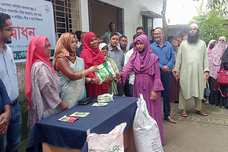 গৌরীপুরে আগাম শীতকালীন শাক-সবজির বীজ বিতরণ