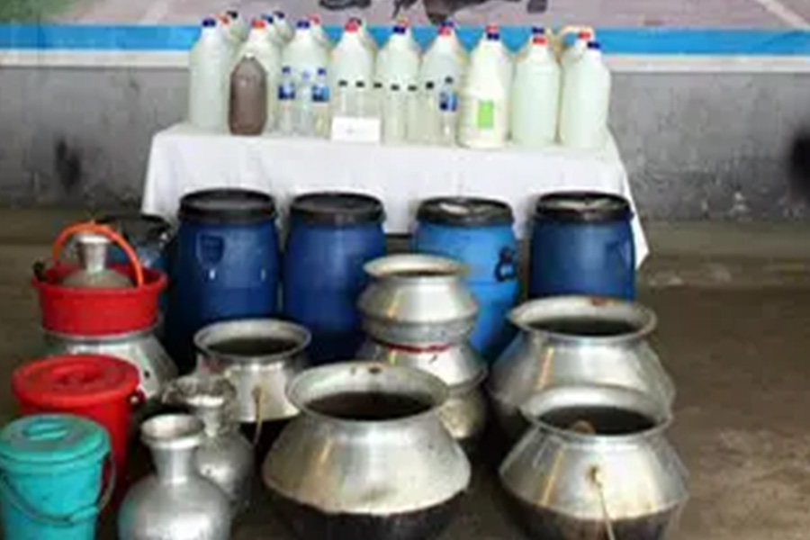 গৌরীপুরে যৌথবাহিনীর অভিযানে চোলাই মদসহ গ্রেপ্তার ৪