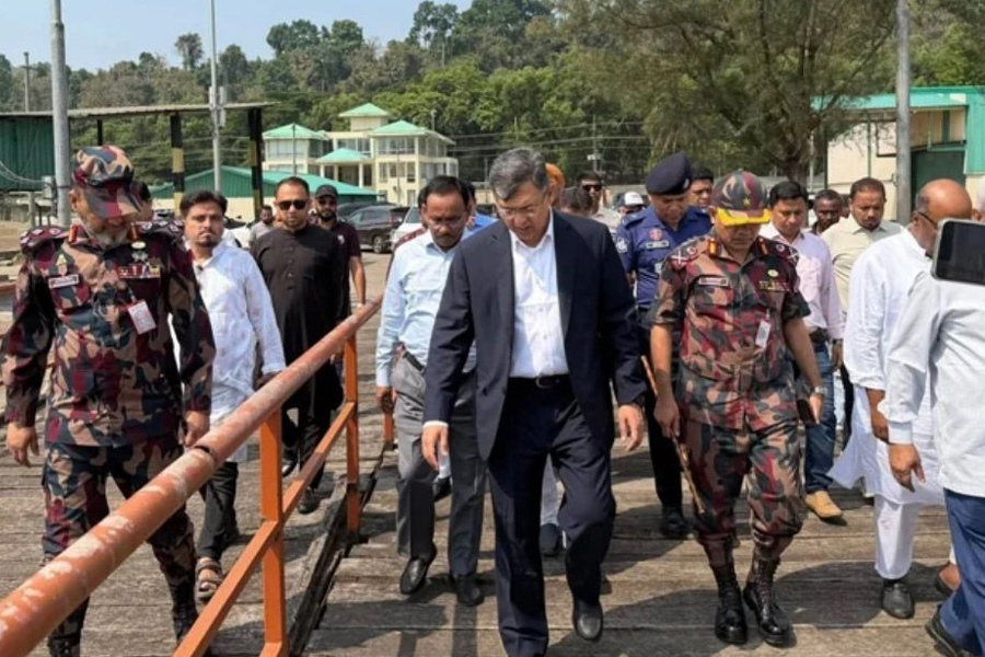 টেকনাফ স্থলবন্দর পরিদর্শন করলেন স্বরাষ্ট্রমন্ত্রী