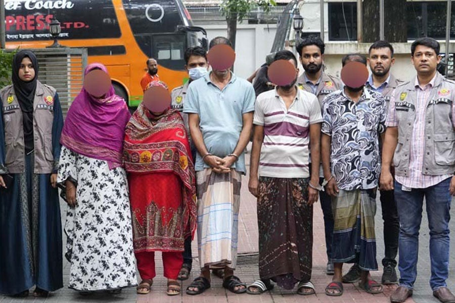 হানিট্র্যাপে ফেলে ব্ল্যাকমেইল, গ্রেপ্তার ৫