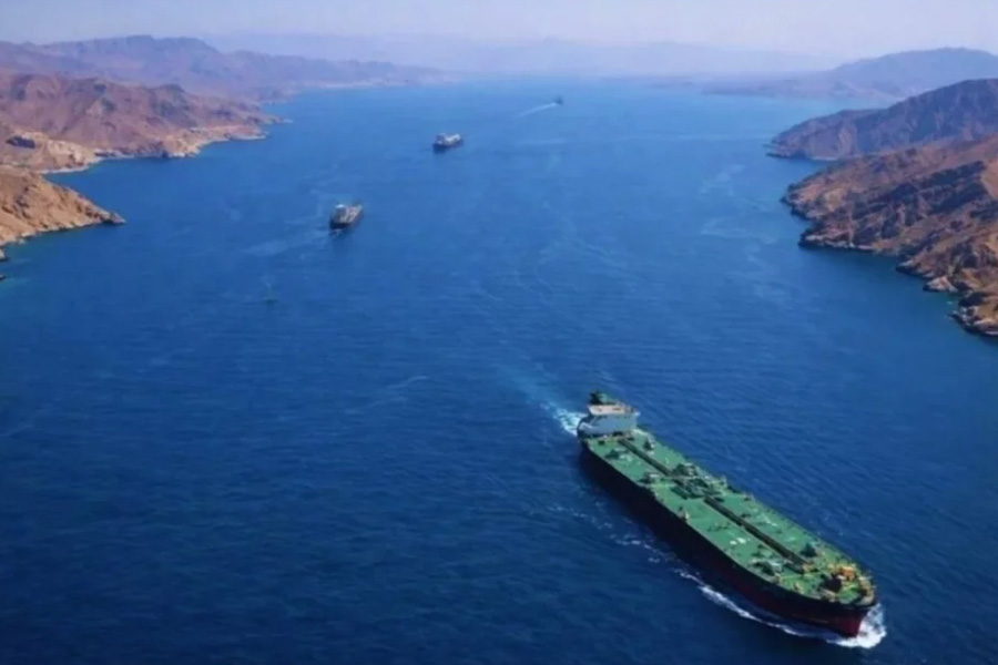 হরমুজ প্রণালিতে প্রতিদিন ১৫টি জাহাজ চলাচলের সীমা নির্ধারণ করল ইরান