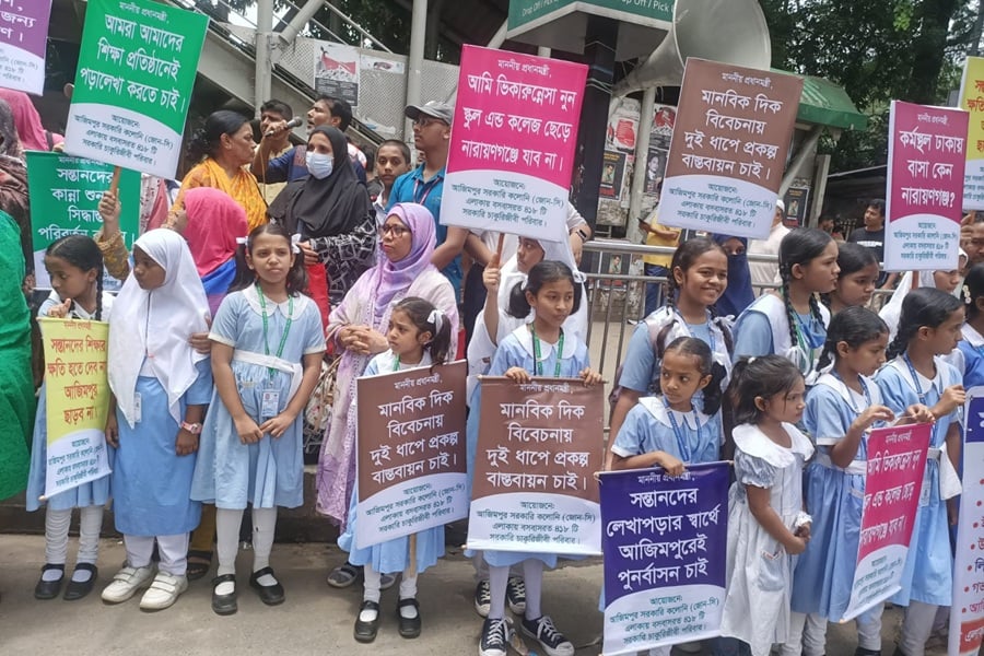 পুনর্বাসন ছাড়াই আবাসন ছাড়তে চাপ: আজিমপুর সরকারি কলোনির ৪১৮ পরিবারের মানববন্ধন
